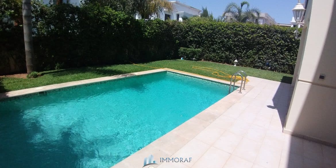 Piscine de villa à Californie après nettoyage