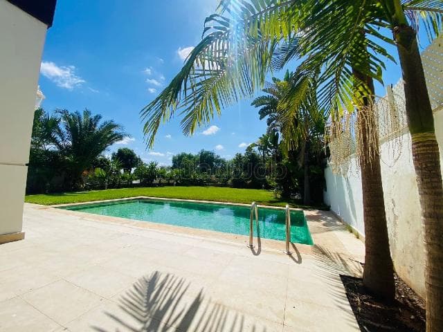 Piscine de villa à Dar Bouazza paysagée